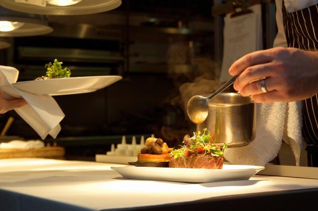 Vlasnik najmanjeg restorana u Danskoj pere suđe, služi goste